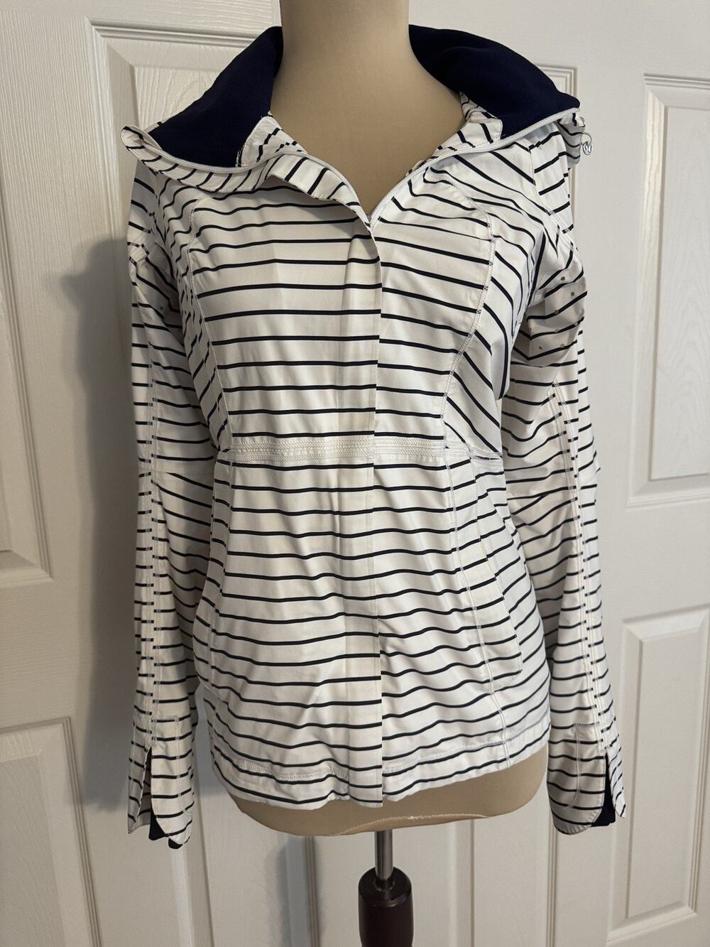 Lululemon Run In the Rain Jacket Quiet Stripe Navy Womens Sz 4 hood zip EUC